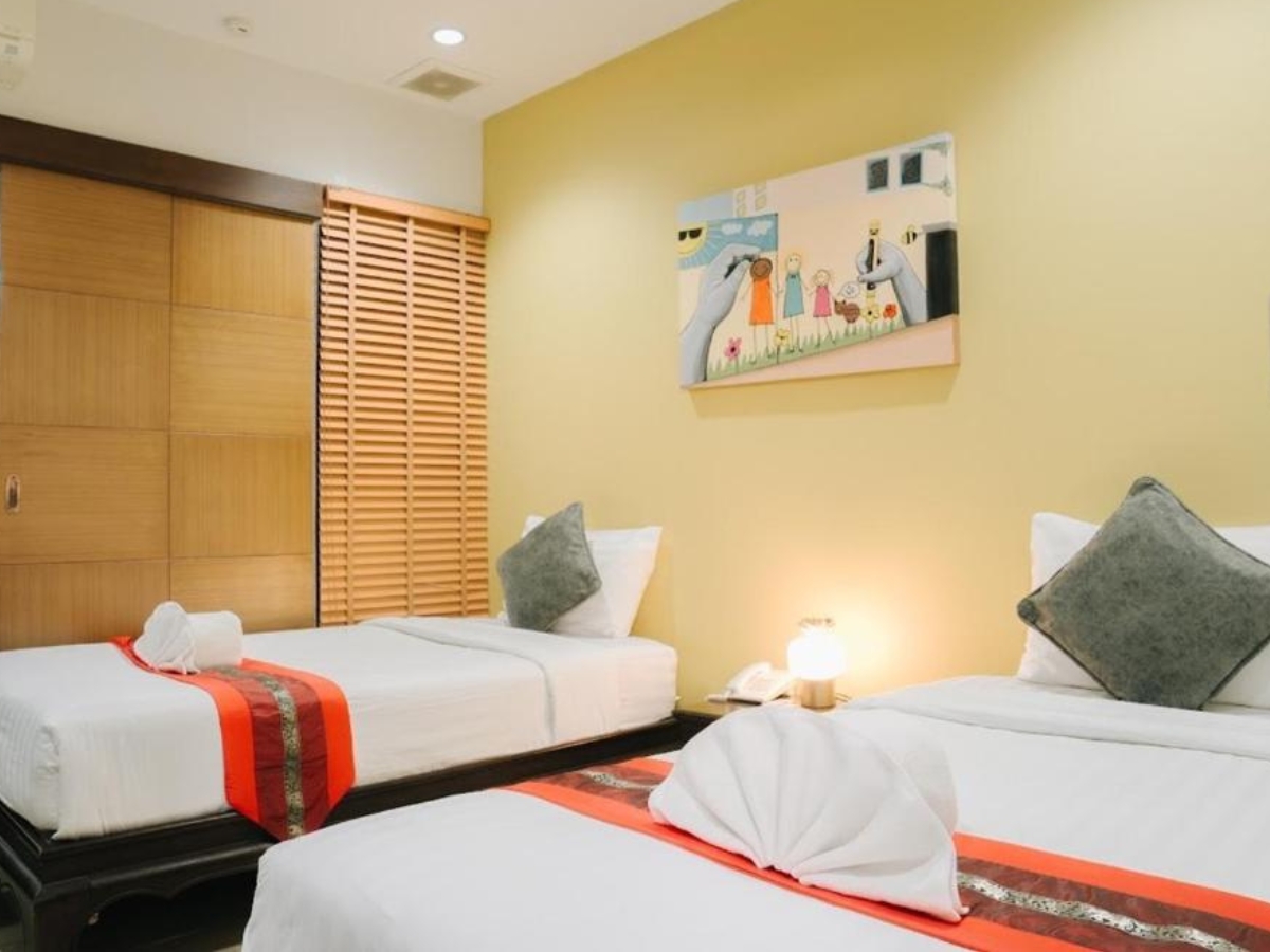 Deluxe Twin room with boutique neutral styling