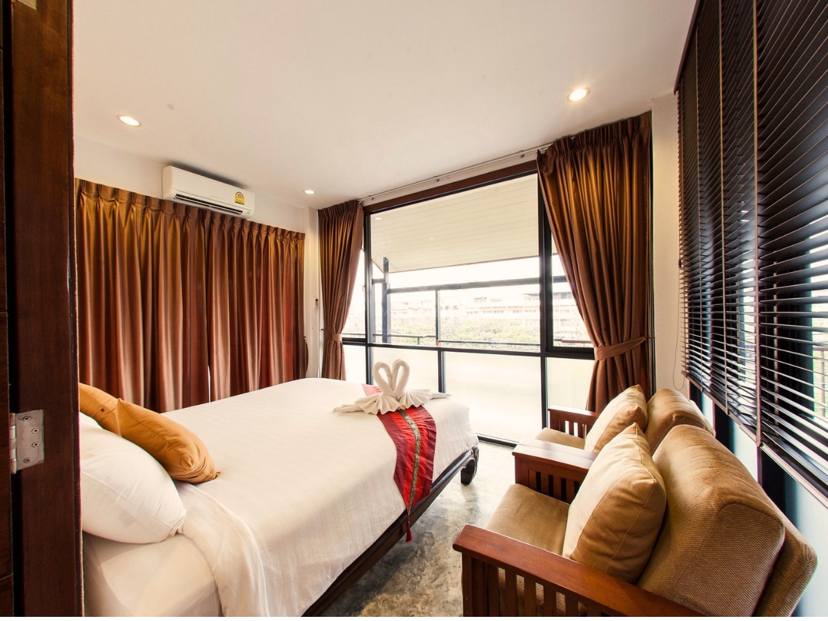 Honeymoon Suite with expanded living area and premium bedding